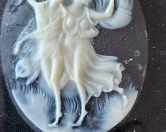 ピーター・ベイツのミニチュア世界より、カメオとバラを身に着けた