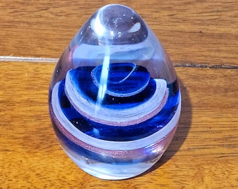 ヴィンテージの吹きガラス製アートペーパーウェイト：青と透明ガラスの