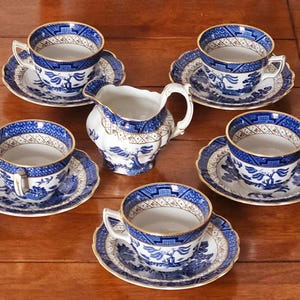 A8025 Booths Real Old Willow Blue White Gold Glided China Teacup and Saucer Plus Creamer Set For 5 Vintage 1930