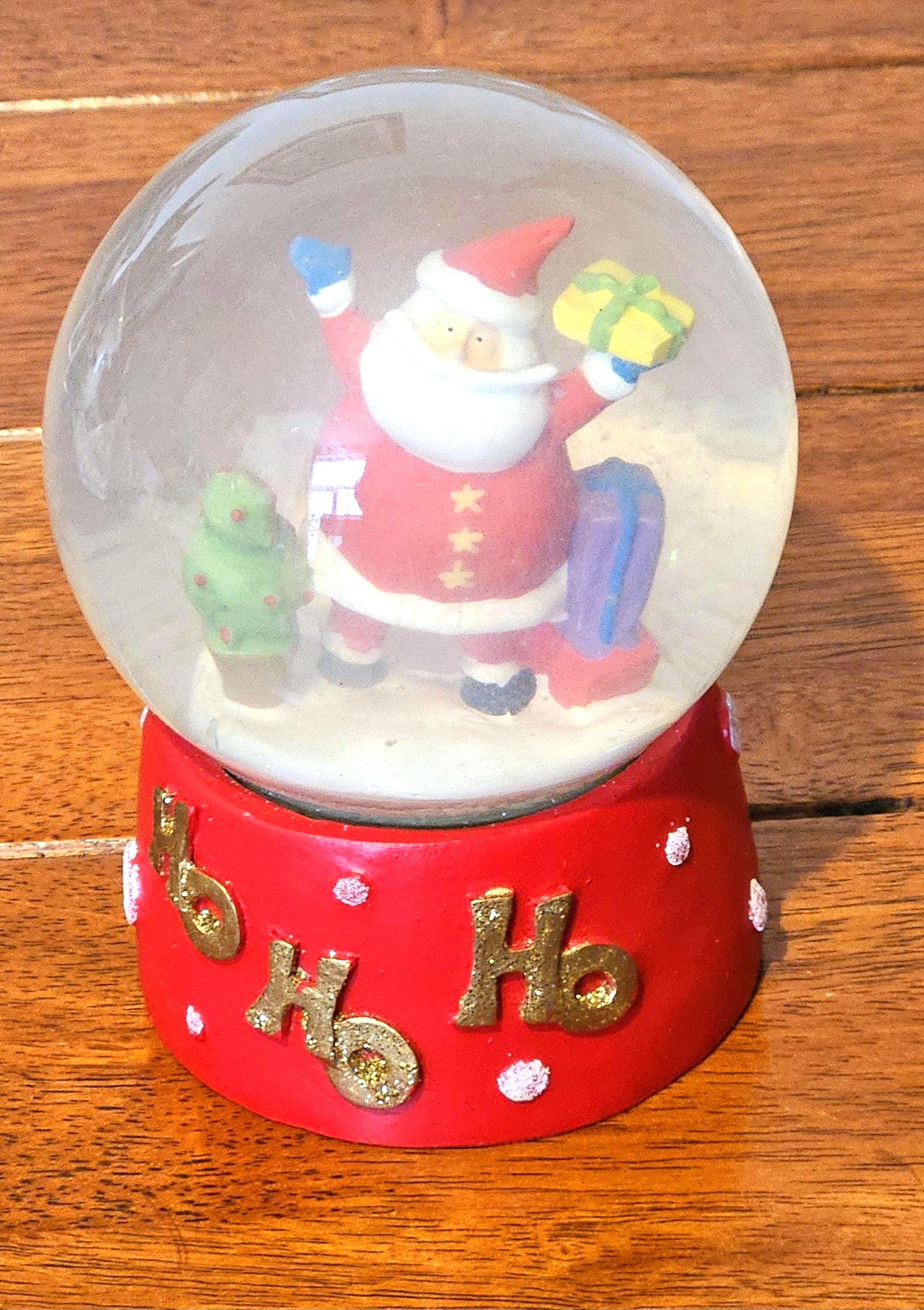 伝統的なサンタとプレゼントのスノードーム ヴィンテージ クリスマス