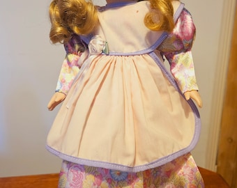Viktorianische Porzellan Puppe Blonde Haare, Blaue Augen, Floral schimmerndes Kleid und Hut