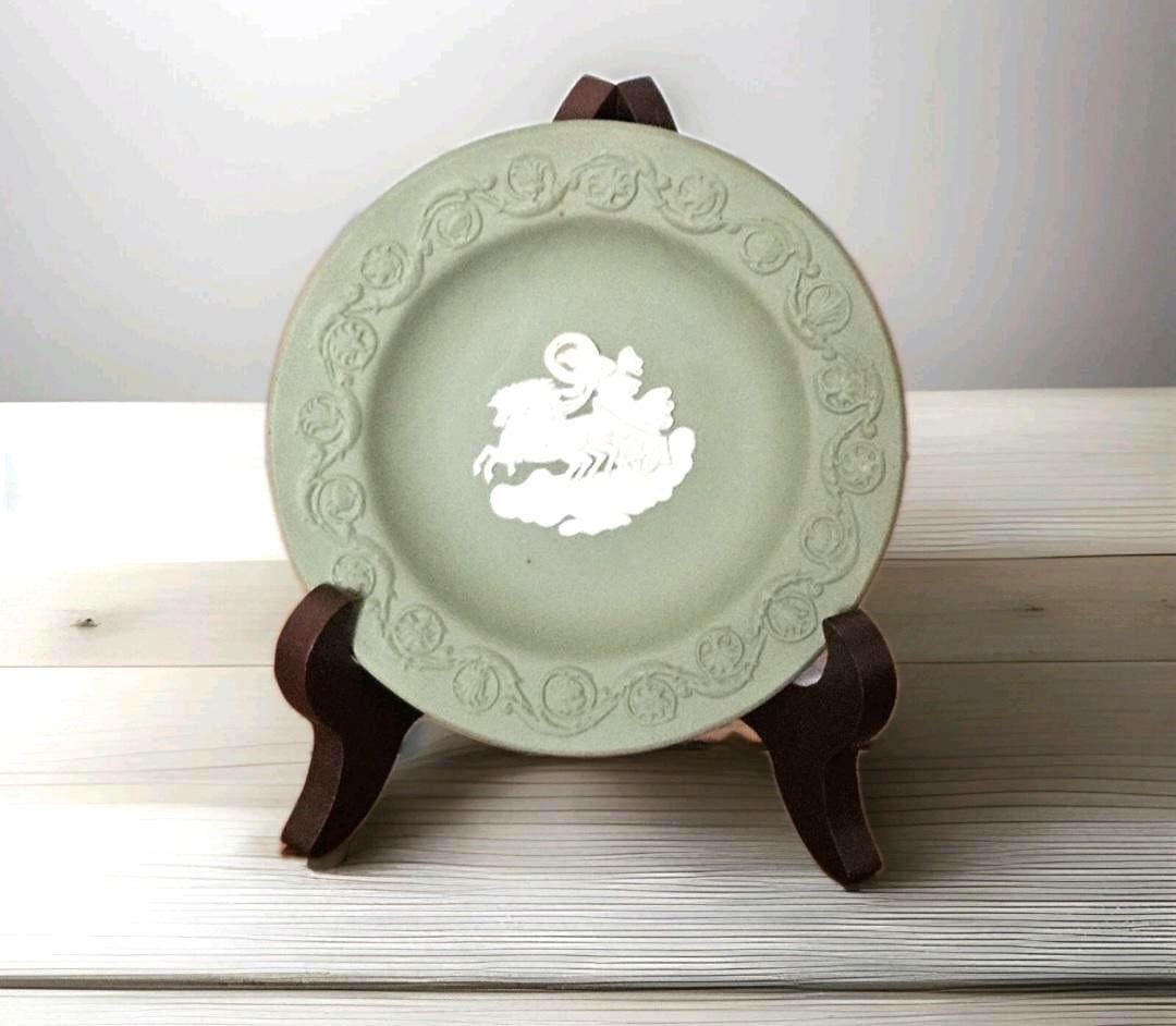 ウェッジウッド ジャスパーウェア コレクション：セージグリーンの花瓶