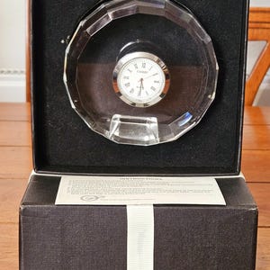 Vintage Camry skrivbordsklocka i kvartskristall, 9,5 cm, fasetterat glas, pappersvikt, romerska siffror – ny i låda