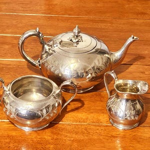 Juego de té antiguo de plata Walker and Hall, 3 piezas, tetera grabada con motivos florales, decoración para el hogar de estilo victoriano, juego de exhibición en perfecto estado.