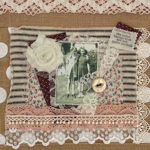 Könnte beinhalten: Eine braune Jute-Tragetasche mit weißen Punkten und Spitzenbesatz. Die Tasche hat einen Vintage-Look und zeigt ein Foto von zwei Mädchen, eine weiße Stoffblume und ein kleines Stück Stoff mit dem Text "Oh, die Dinge, die nicht ganz perfekt sind".