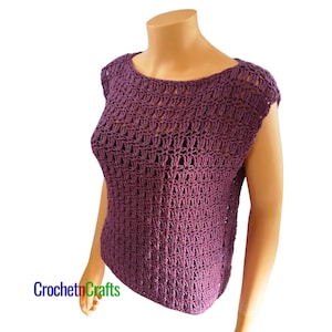Puede incluir: Un top sin mangas de ganchillo morado con cuello redondo. El top está hecho con un patrón de puntada texturizada, y el texto "Crochet n Crafts" es visible en la esquina inferior izquierda. El top se muestra en un maniquí.