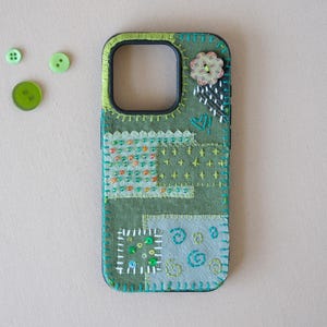 Coque de portable en tissu patchwork fait main, coque d'iPhone unique avec broderies cousues, style vintage vert bohème