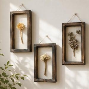Cornice da parete vintage in legno con fiori secchi, decorazione botanica, teca rustica con piante.