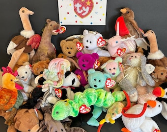 "Mütze ""Taxidermy"" Kunst auf Leinwand (Multi-Media Collage mit Mini-Brands, Straßsteinen, alten Schmuckstücken, Blumen, Disco-Kacheln, & mehr!)