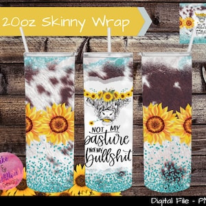 Könnte beinhalten: Ein 20 Unzen Skinny Tumbler Wrap Design mit einer Kuh mit einer Sonnenblumenkrone, dem Text "Not my pasture, not my bullshit" und einem Kuhfellmuster mit türkisfarbenem Glitzer.