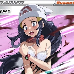 Könnte beinhalten: Eine Trainerkarte mit der Figur Dawn aus der Pokémon-Serie. Dawn wird mit großen Augen und einem besorgten Gesichtsausdruck dargestellt, trägt einen weißen Hut, einen roten Schal und einen weißen BH. Die Karte hat einen rosa und weißen Hintergrund.