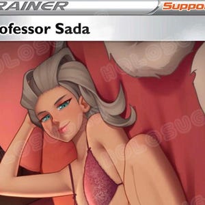 Könnte beinhalten: Eine Sammelkarte mit Professor Sada, einer Figur mit grauem Haar und blauen Augen, in einem rosa Outfit. Die Karte trägt oben die Aufschrift "Trainer" und "Supporter".