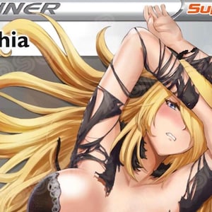 Könnte beinhalten: Illustration eines Charakters mit langen, fließenden blonden Haaren. Der Charakter trägt ein schwarzes Outfit mit zerrissenen Details. Das Wort "Cynthia" wird in weißer Schrift angezeigt. Das Wort "Trainer" steht oben links und "Supporter" oben rechts.
