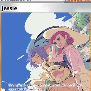 Peut inclure: Une carte à collectionner Jessie Trainer Supporter illustrant trois personnages aux cheveux roses, violets et fauves sur un ciel bleu. Le texte indique : Each player discards 2 cards from their hand. Your opponent discards first.