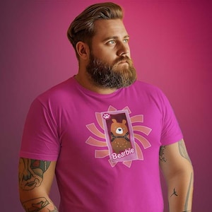 T-shirt Bearbie Bear Pride in scatola Adorabile design in pelle di orso Comfort e resistenza Perfetta per eventi Pride LGBTQ+ Gay Bear Pride Tee