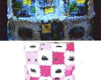 Puede incluir: Una bolsa de mano de patchwork azul y verde con un logotipo de John Deere y una colcha de patchwork rosa y blanca con diseños de tractores John Deere.