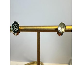 Pendientes de botón vintage con inicial B en tono dorado, joyería delicada con letra cursiva, mínimo desgaste, accesorio retro.