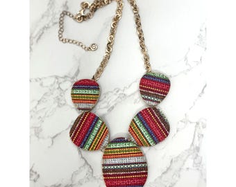 Collar con medallón arcoíris vintage de 1946: una joya retro y colorida
