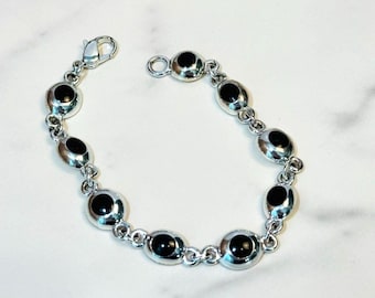 Pulsera vintage de plata Liz Clairborne con esmalte negro, 19 cm (7,5 pulgadas), joyería retro.