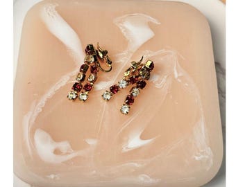 Pendientes de clip vintage Trifari Ruby con diamantes de imitación: Joyería retro