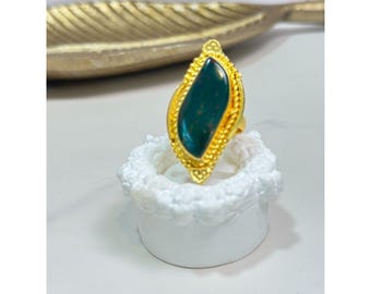 Anillo vintage llamativo de piedra de sangre en tono dorado, piedra grande de color verde oscuro con motas rojas, joyería bohemia única
