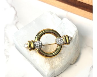 Broche vintage raro de André Courèges con diamantes de imitación y perlas artificiales, joya dorada, elegante pieza de colección.