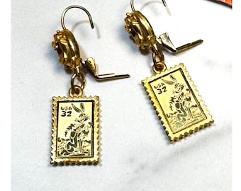 Pendientes vintage de 1997 de Warner Bros Looney Tunes con estampado de Bugs Bunny y el Demonio de Tasmania, en tono dorado. Joyería coleccionable.