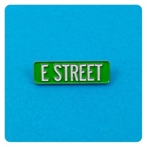 E Street -sprungsbote Brosche Pin von Print Mafia®