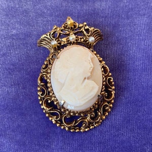 Vintage broche camée en coquillage sculpté Florenza avec cadre orné d'or et couronne de perles signée bijoux fantaisie de luxe mariée des années 1960 image 1