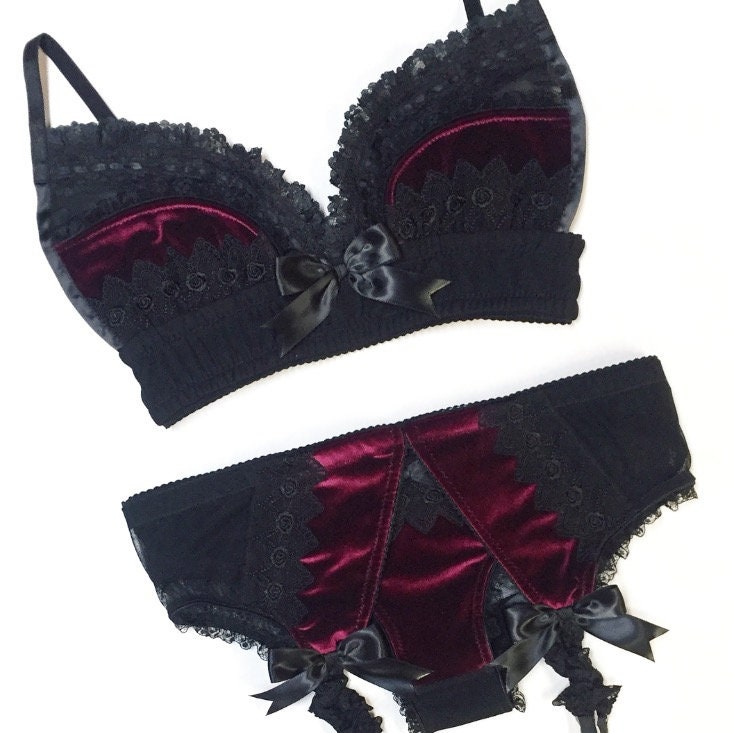 Holiday-valentine Scallop Stretch Lace & Velvet Bra, Garter Belt & Thong Black Sm