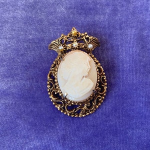 Vintage broche camée en coquillage sculpté Florenza avec cadre orné d'or et couronne de perles signée bijoux fantaisie de luxe mariée des années 1960 image 4