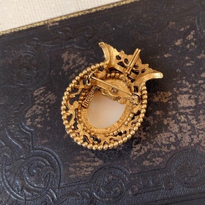 Vintage broche camée en coquillage sculpté Florenza avec cadre orné d'or et couronne de perles signée bijoux fantaisie de luxe mariée des années 1960 image 9