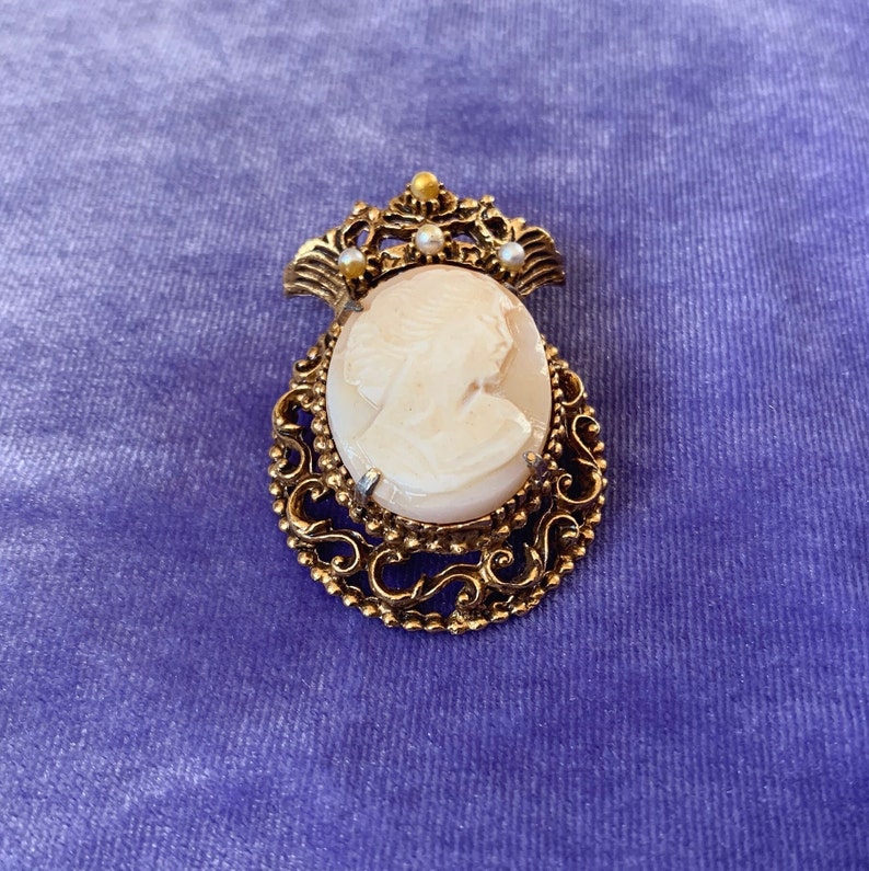 Vintage broche camée en coquillage sculpté Florenza avec cadre orné d'or et couronne de perles signée bijoux fantaisie de luxe mariée des années 1960 image 2