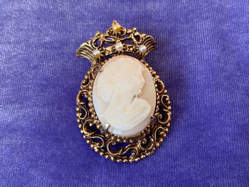 Vintage broche camée en coquillage sculpté Florenza avec cadre orné d'or et couronne de perles signée bijoux fantaisie de luxe mariée des années 1960 image 1