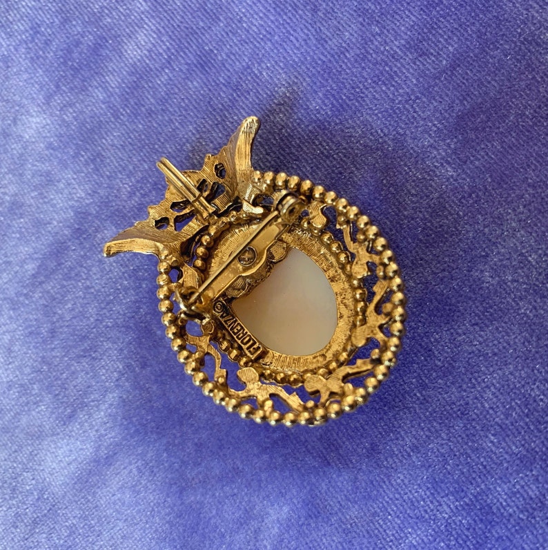 Vintage broche camée en coquillage sculpté Florenza avec cadre orné d'or et couronne de perles signée bijoux fantaisie de luxe mariée des années 1960 image 7