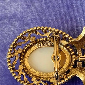Vintage broche camée en coquillage sculpté Florenza avec cadre orné d'or et couronne de perles signée bijoux fantaisie de luxe mariée des années 1960 image 6