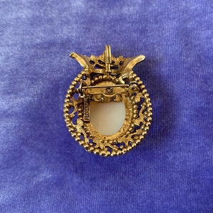 Vintage broche camée en coquillage sculpté Florenza avec cadre orné d'or et couronne de perles signée bijoux fantaisie de luxe mariée des années 1960 image 5