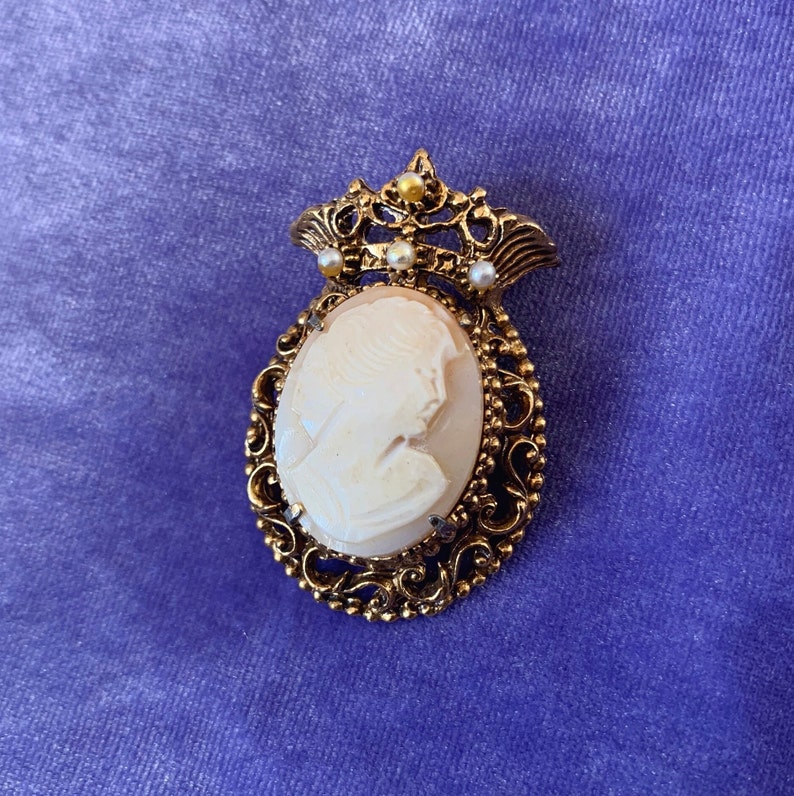 Vintage broche camée en coquillage sculpté Florenza avec cadre orné d'or et couronne de perles signée bijoux fantaisie de luxe mariée des années 1960 image 3