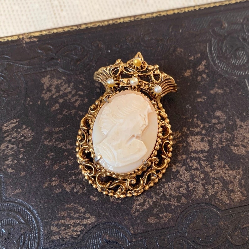 Vintage broche camée en coquillage sculpté Florenza avec cadre orné d'or et couronne de perles signée bijoux fantaisie de luxe mariée des années 1960 image 8