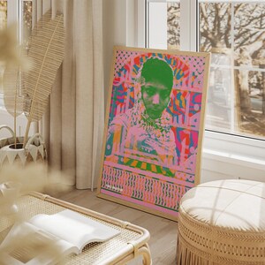 Pode incluir: Um p&ocirc;ster psicod&eacute;lico emoldurado com fundo rosa e um retrato de uma pessoa em verde e rosa. O p&ocirc;ster apresenta um padr&atilde;o geom&eacute;trico colorido.