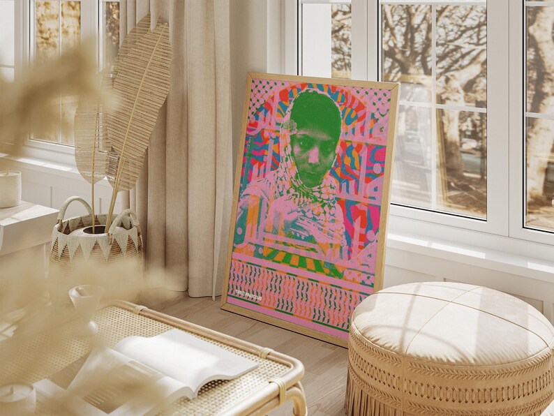 Pode incluir: Um p&ocirc;ster psicod&eacute;lico emoldurado com fundo rosa e um retrato de uma pessoa em verde e rosa. O p&ocirc;ster apresenta um padr&atilde;o geom&eacute;trico colorido.