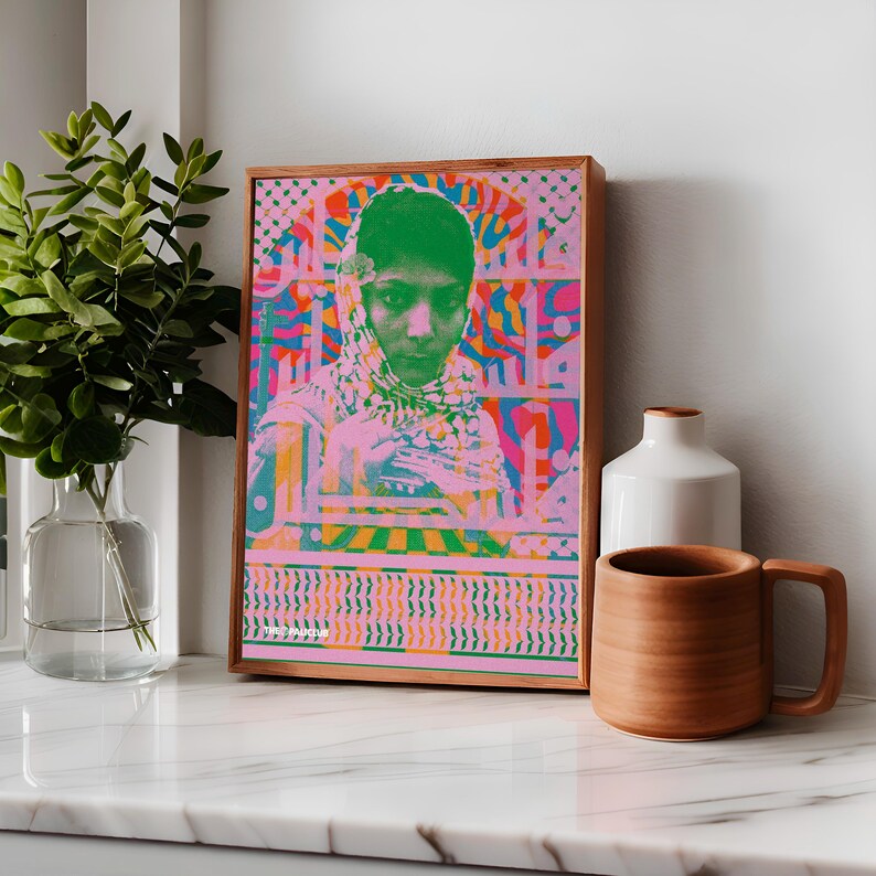 Pode incluir: Um p&ocirc;ster psicod&eacute;lico vintage com uma mulher com o rosto verde e um len&ccedil;o de cabe&ccedil;a estampado em rosa e branco. O fundo &eacute; uma mistura vibrante de rosa, verde, amarelo e laranja com formas e padr&otilde;es abstratos.