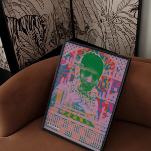 Pode incluir: Um p&ocirc;ster psicod&eacute;lico emoldurado com um design abstrato colorido e um retrato de uma pessoa com cabelo verde e um len&ccedil;o rosa. O p&ocirc;ster tem uma moldura preta e est&aacute; sobre uma superf&iacute;cie marrom.