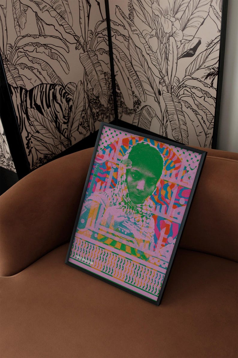 Pode incluir: Um p&ocirc;ster psicod&eacute;lico emoldurado com um design abstrato colorido e um retrato de uma pessoa com cabelo verde e um len&ccedil;o rosa. O p&ocirc;ster tem uma moldura preta e est&aacute; sobre uma superf&iacute;cie marrom.