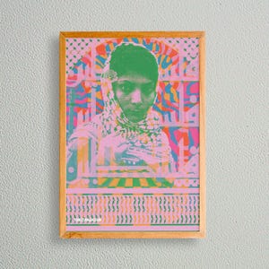 Pode incluir: Um p&ocirc;ster psicod&eacute;lico emoldurado com uma menina com um len&ccedil;o rosa e cabelo verde. O fundo &eacute; uma mistura vibrante de rosa, azul e verde com escrita &aacute;rabe.