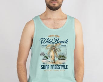 Camiseta sin mangas de estilo surf vintage, camiseta retro con estampado de palmeras tropicales, camiseta sin mangas con estética surfista costera, estilo libre de surf en la playa.