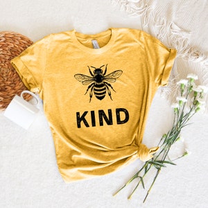 ビー・カインド・シャツ ビー・カインド・シャツ 優しさシャツ ポジティブシャツ インスピレーションTシャツ トレンディなグラフィックTシャツ かわいいビーシャツ かわいい先生シャツ