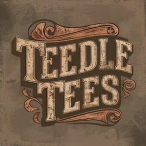 Op de afbeelding: Een logo in vintage stijl met de woorden "TEEDLE TEES" in een verweerde schreefletter. De tekst is lichtbeige met een bruine schaduw, tegen een bruine achtergrond. Decoratieve krullen omlijsten de tekst.