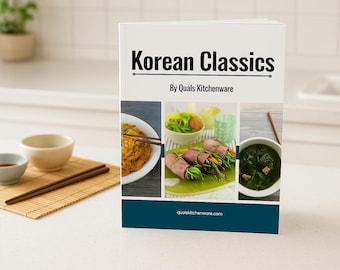 Puede incluir: Un libro de cocina blanco con el título "Korean Classics" de Quals Kitchenware. La portada presenta fotos de comida coreana, incluyendo fideos, rollos de carne y sopa.