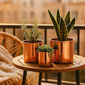 Polerad kopparplanteringsset: Minimalistiska örtkrukor för inomhusbruk